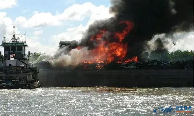 海運船莫比爾河兩艘駁船被火焰吞噬！濃煙滾滾?。?！